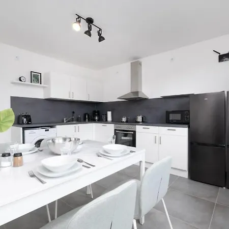 In Fuer 8 Personen- 110m2, 4 Zi, 8 Einzelbetten, 2 Baeder, Free Kaffee, Wifi & Parking - 24h Check In *