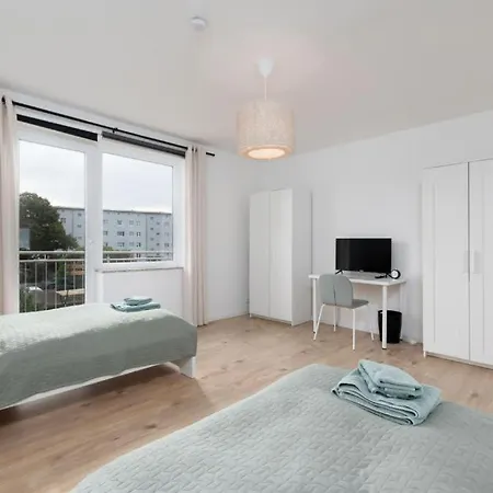 In Fuer 8 Personen- 110m2, 4 Zi, 8 Einzelbetten, 2 Baeder, Free Kaffee, Wifi & Parking - 24h Check In * Wolfsburg
