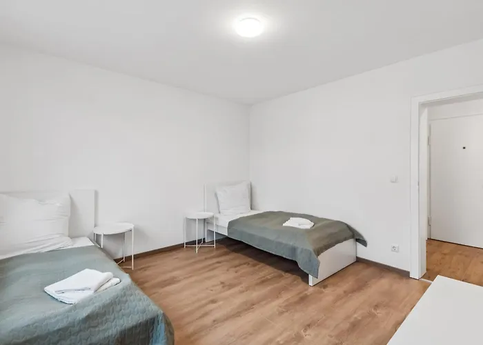 Апартаменты Crew Beds - In 4x Bedroom, Single Beds, Free Coffee, Wifi & Parking - 24h Check In #wob01 #wob02