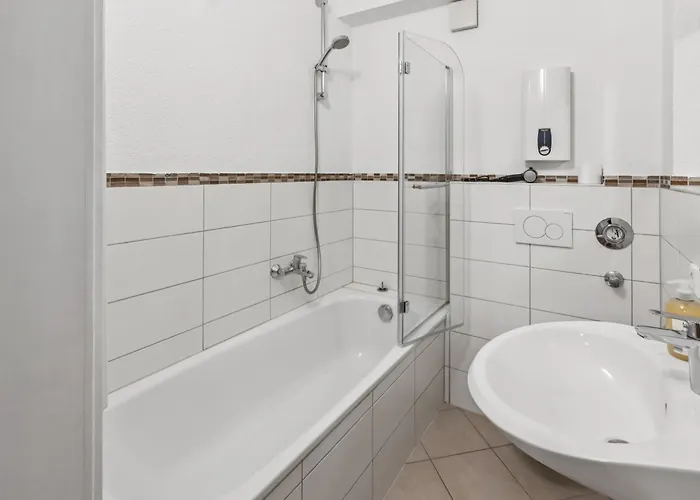 Crew Beds - In 4x Bedroom, Single Beds, Free Coffee, Wifi & Parking - 24h Check In #wob01 #wob02 *